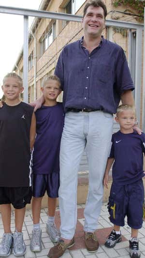 Sabonis, junto a sus hijos. Efe