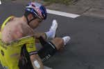 Wout van Aert dice adiós a las clásicas tras caerse en una bajada peligrosa… por ser «muy ancha»