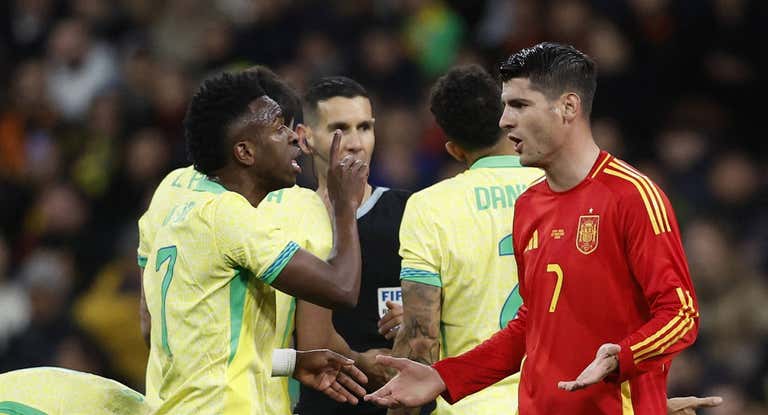 Álvaro Morata discute con Vinicius durante el partido.