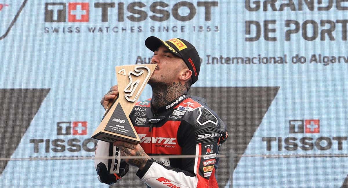 Canet besa el trofeo del Gran Premio de Portugal en la categoría de Moto2.