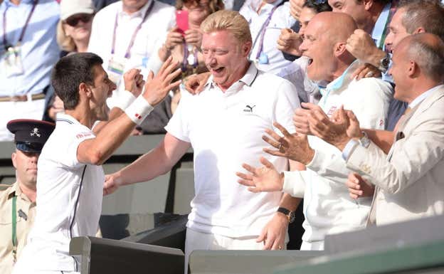 Djokovic acude a abrazar a Boris Becker tras ganar la final de Wimbledon 2014 a Roger Federer. EFE