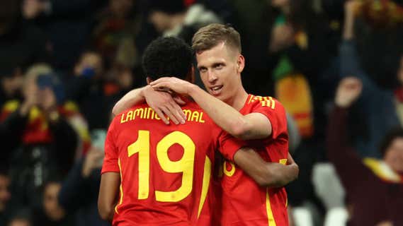 Lamine y Olmo se abrazan en el partido ante Brasil. /AFP
