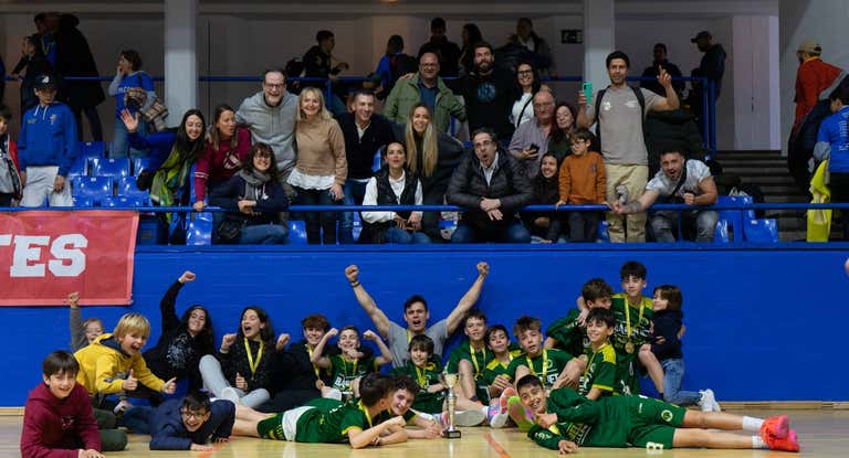 Familias, amigos y jugadores del Sabadell tras ganar el torneo.