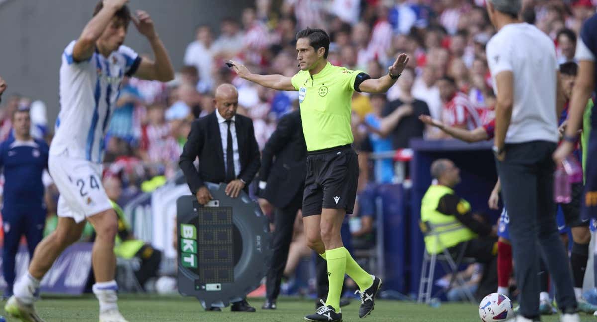 Munuera Montero contradice la intervención del VAR de la mano de Morata en el Atlético de Madrid - Real Sociedad./ALTERPHOTOS /M.REINO