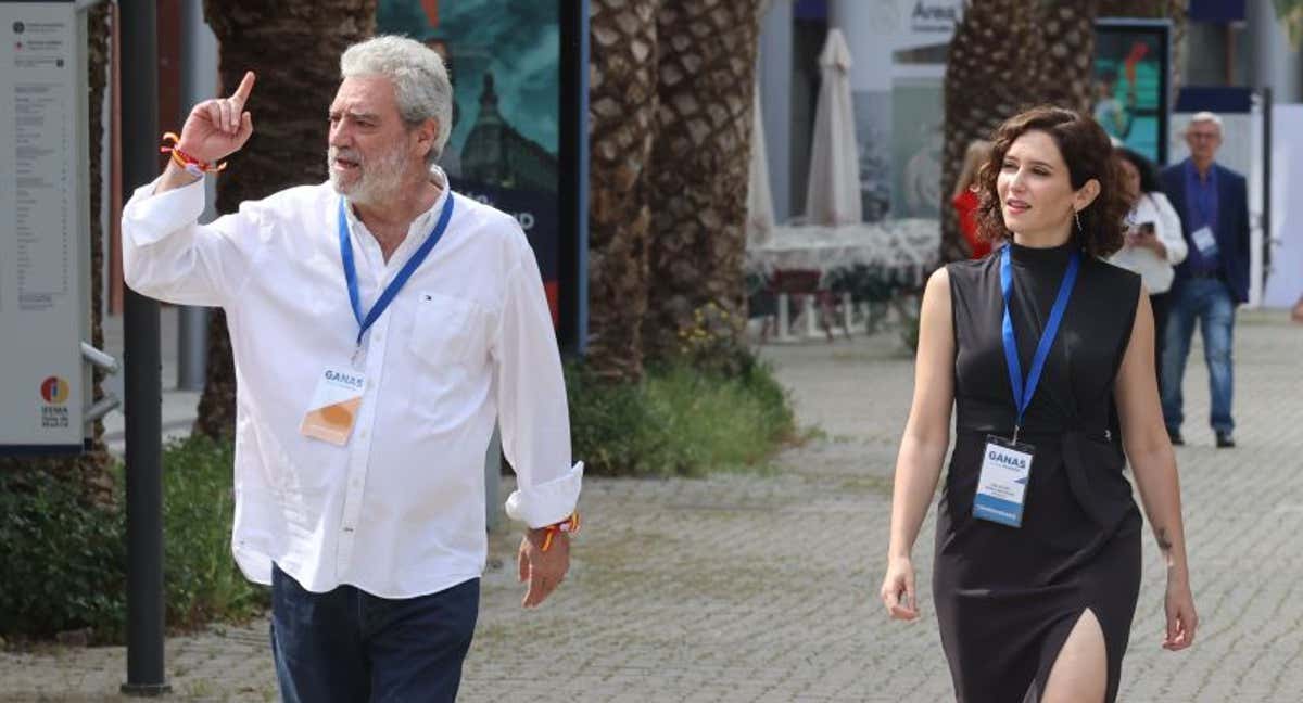 Miguel Ángel Rodríguez, a la izquierda, en una imagen de archivo junto a Isabel Díaz Ayuso.