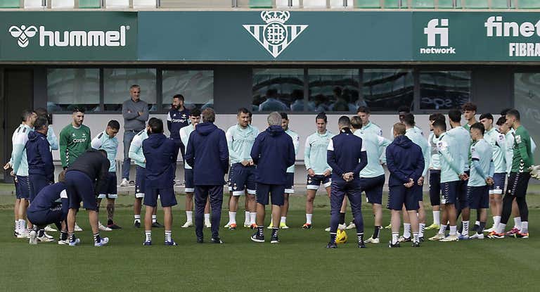 Manuel Pellegrini dialoga con el equipo en un entrenamiento.