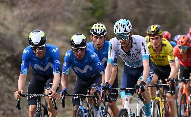 Nairo Quintana (Movistar Team), pegado a Wout Poels (Bahrain) en la tercera etapa de la Volta.  DAVID RAMOS / GETTY