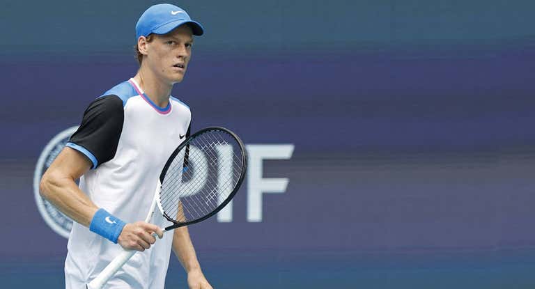 Sinner celebra un punto ante Medvedev.