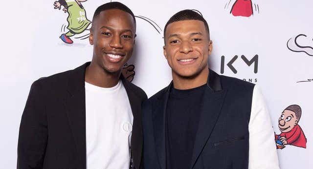 Quién es quién en el clan Mbappé: un padre que «no tolera tonterías», un hermano adoptivo o un peluquero VIP, entre su séquito