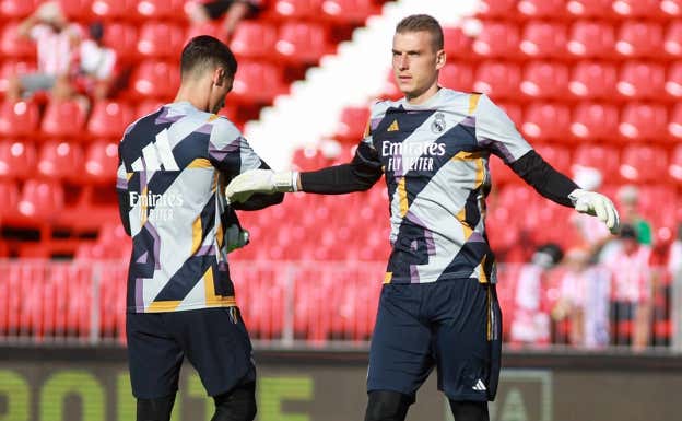 Lunin y Kepa, antes del partido en Almería.  EP