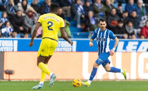 Sola conduce el balón en un partido contra el Villarreal.  Alavés
