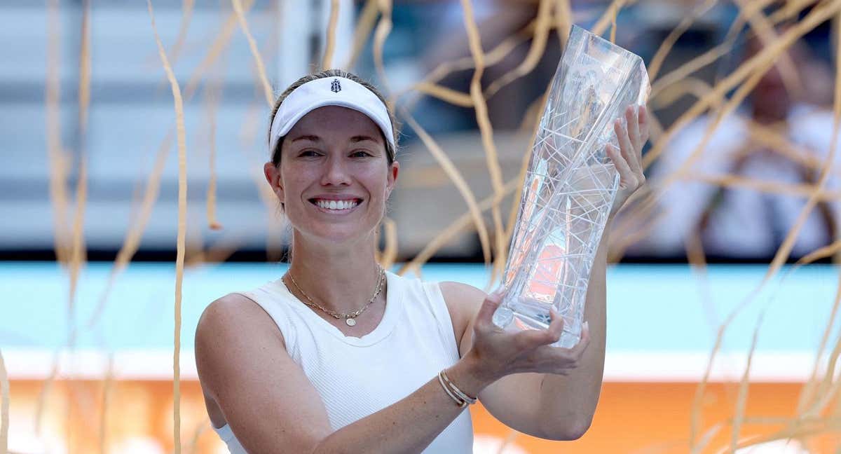 Collins, con el trofeo./ELSA / GETTY IMAGES NORTH AMERICA