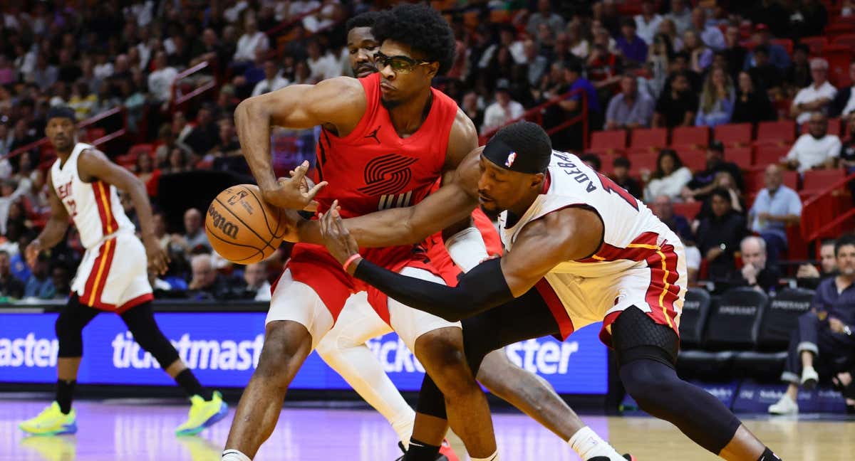 Scoot Henderson y Bam Adebayo pugnan por un balón./Reuters