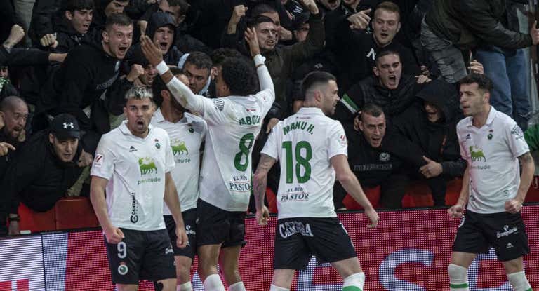 El Racing celebra la victoria.