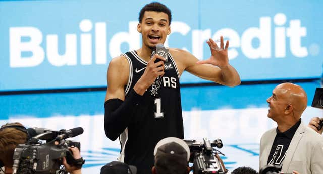 Wembanyama (40+20) apaga la histórica noche de Jalen Brunson (61 puntos) en un partido para el recuerdo
