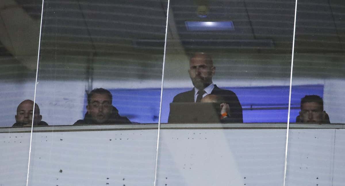 Xavi siguiendo el partido desde uno de los palcos.
