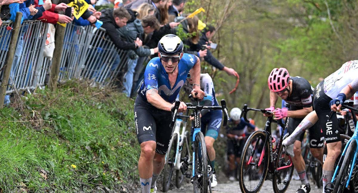 Iván García Cortina, a pie, sobre el pavé en Koppenberg.
