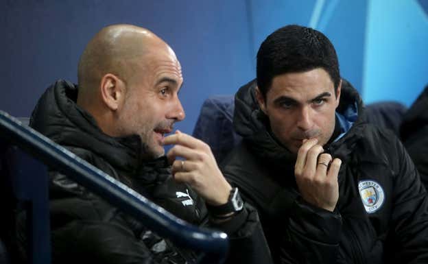 Guardiola y Arteta, juntos en el banquillo del City.  GETTY