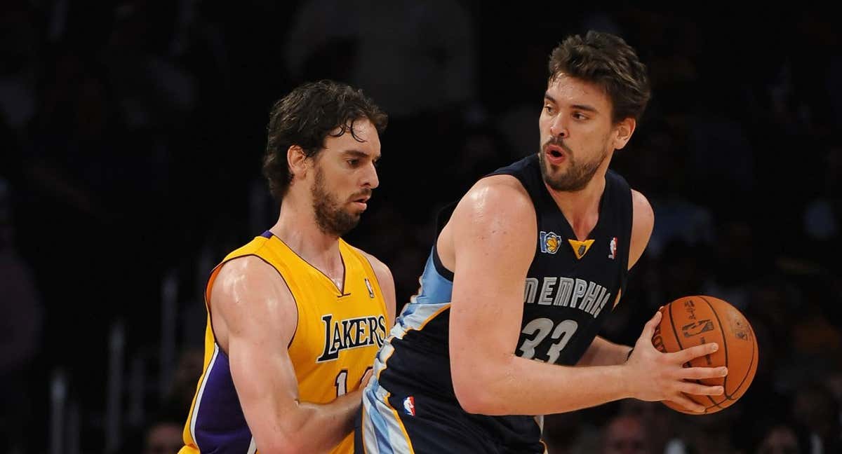 Los hermanos Pau (Lakers) y Marc Gasol (Grizzlies) en un partido de la NBA. /GETTY