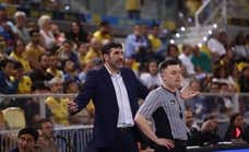 Álex Mumbrú, sobre el arbitraje en Gran Canaria: «Han estado 16 minutos sin faltas. Al final hay que llorar, porque si no...»