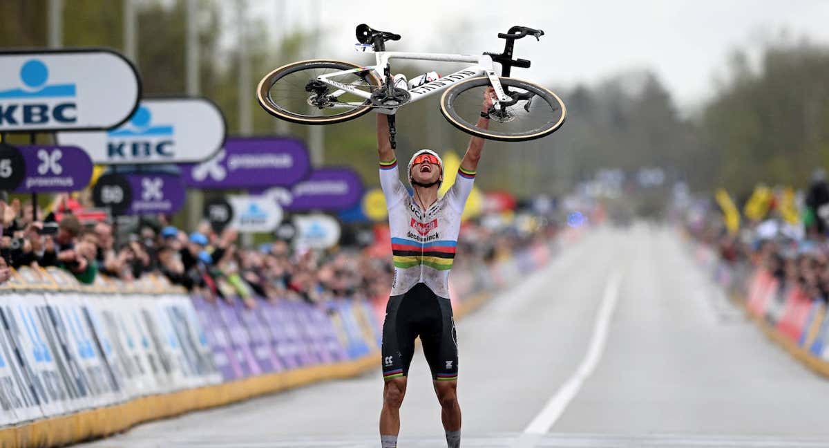 Van der Poel, con su bicicleta en alto en la meta de Flandes. /Getty