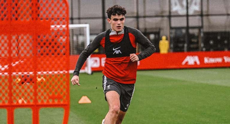 Stefan Bajcetic está cada vez más cerca de regresar a los terrenos de juego.