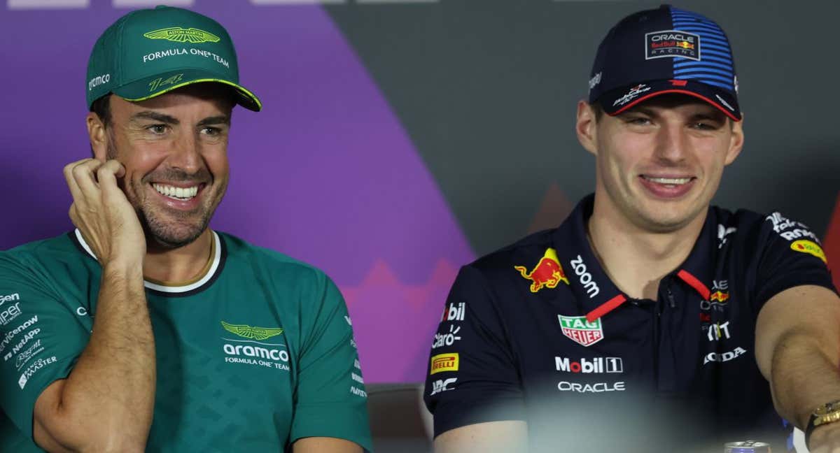 Fernando Alonso con Max Verstappen en una rueda de prensa antes del GP de Bahrein./Efe