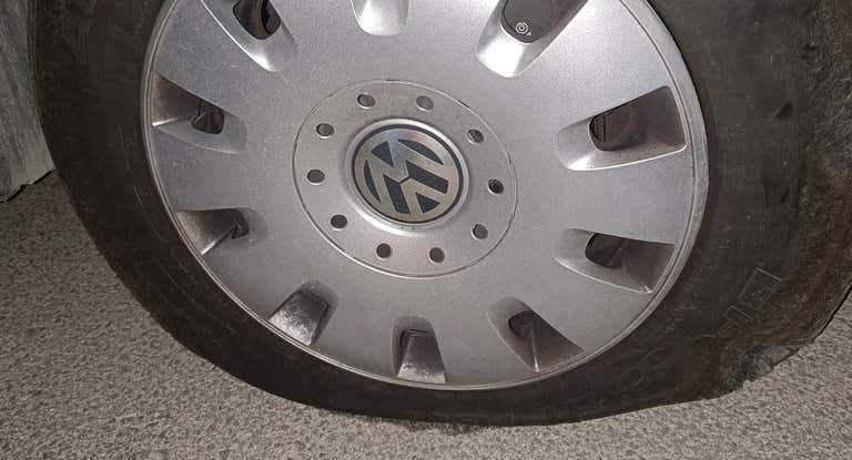 Así quedó uno de los neumáticos del coche de Mariano Sanz, jugador de La Nucía.