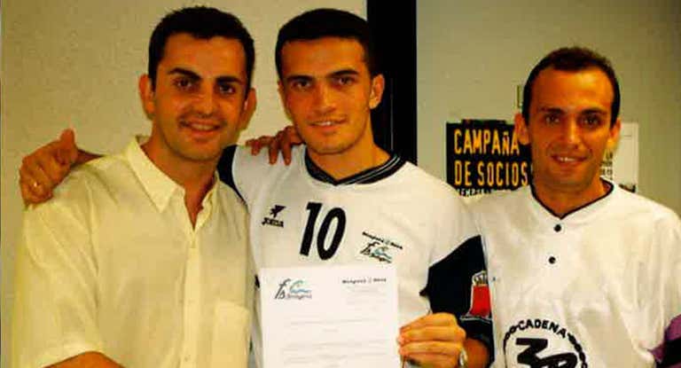 Roberto Sánchez, Falcao y Cacau tras la firma del contrato que unía al jugador brasileño con el Cartagena en 1999.