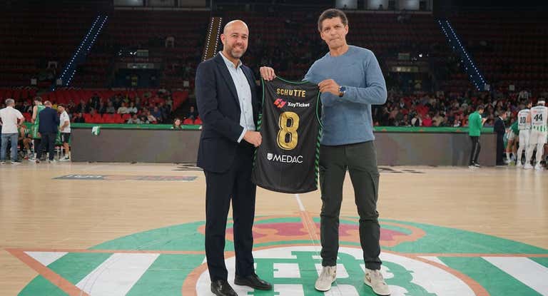 El gerente deportivo del Betis, Miguel Ángel Jiménez, junto al histórico Anderson Schutte.