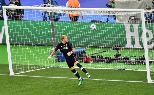 A Karius se le doblaron las manos en este gol de Bale, el 3-1.  AFP