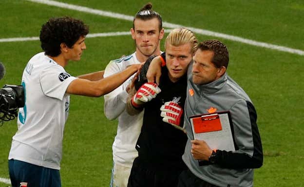 Karius es consolado después del partido.  REUTERS