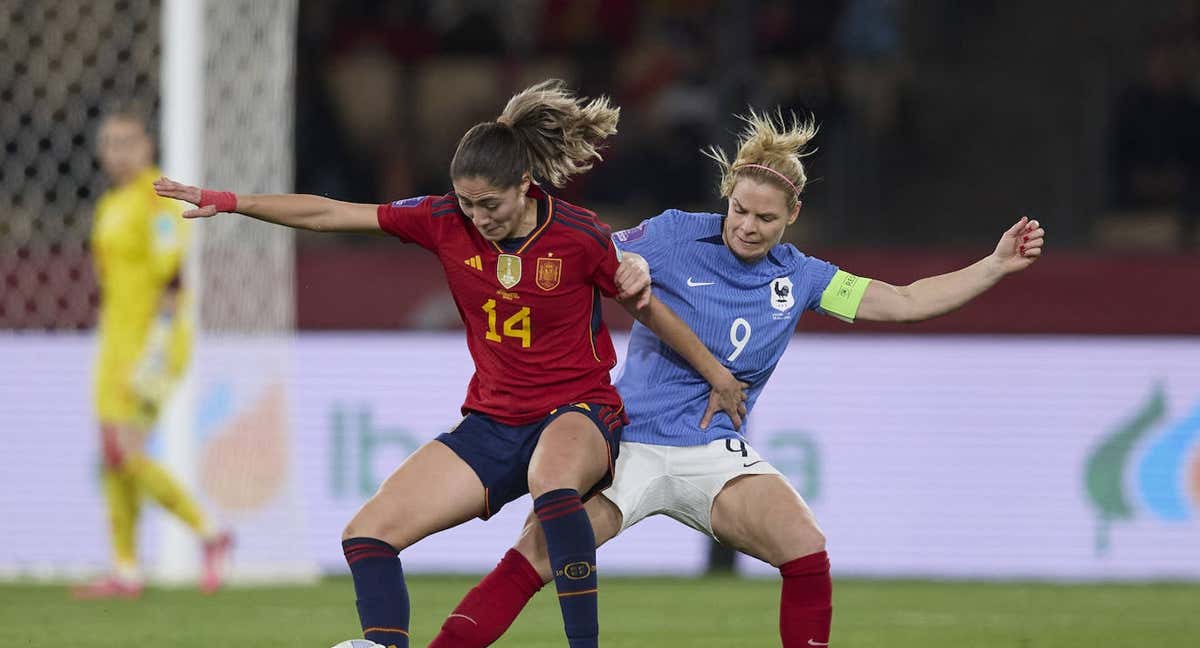 Laia Aleixandri y Le Sommer pugnan por el balón en la final de la Nations League. /Getty