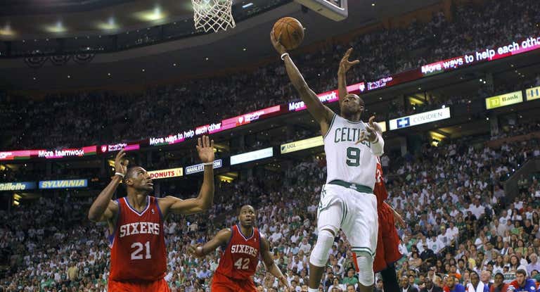 Rajon Rondo anota una canasta ante Sixers.