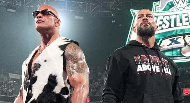 The Rock y Roman Reigns se lían a latigazos en el Raw previo a WrestleMania