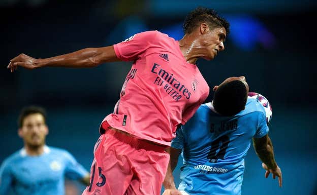 Varane pelea por un balón durante el Manchester CIty-Real Madrid.  Agencias