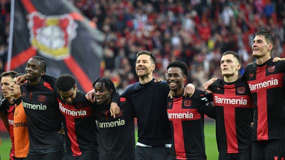 Xabi Alonso celebra ayer el 2-1 del Bayer Leverkusen al Hoffenheim que es media Bundesliga en el bolsillo. /AFP