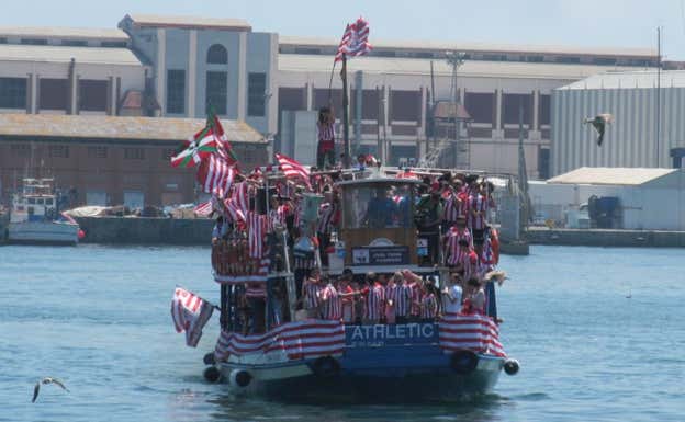 Un barco turístico de Barcelona convertido en Gabarra. Cedida