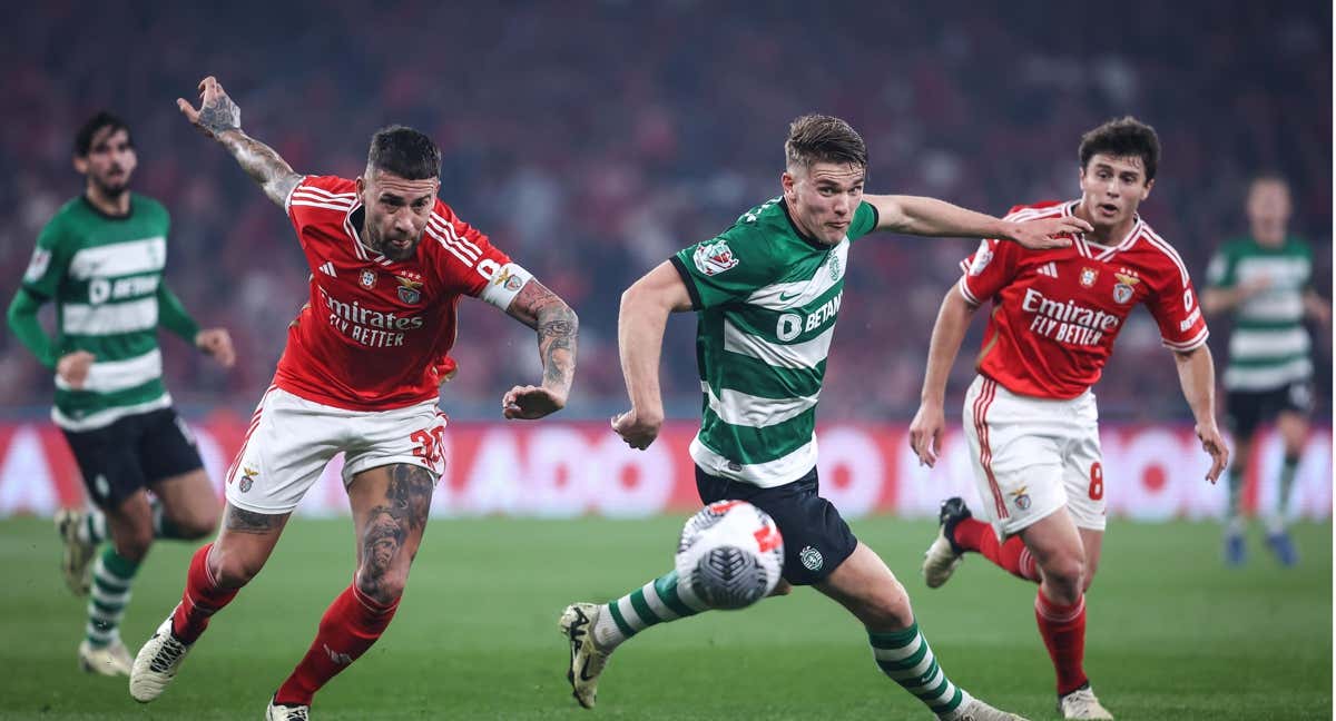 Viktor Gyokeres pelea por un balón ante Otamendi en un partido de la Copa portuguesa./EFE