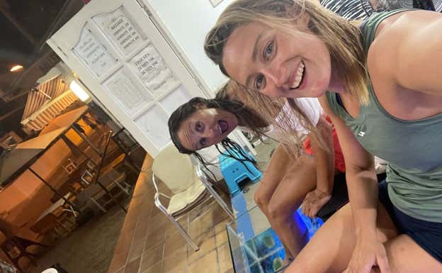 Mireia Belmonte y Mónica Solana.  MONICA SOLANA