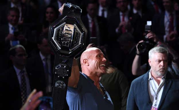 The Rock, con el cinturón BMF en el UFC 244. UFC