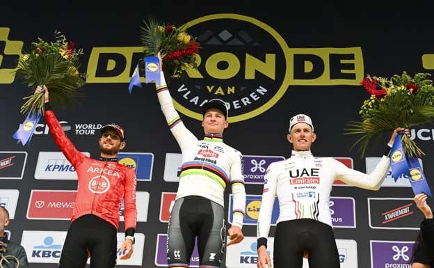 Luca Mozzato, a la izquierda, en el podio del Tour de Flandes 2024.  EFE / EPA / FREDERIC SIERAKOWSKI