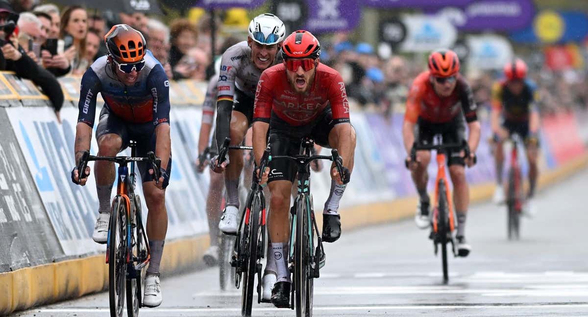 Luca Mozzato, en el centro de la imagen, consigue la segunda plaza en el Tour de Flandes 2024. /ARKÉA-B&B HOTELS / @GETTYSPORT