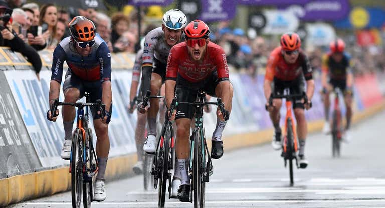 Luca Mozzato, en el centro de la imagen, consigue la segunda plaza en el Tour de Flandes 2024.