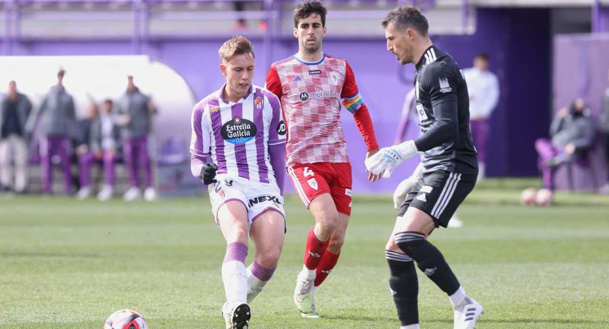Arnu persigue un balón en un choque entre los filiales de Valladolid y Mirandés.