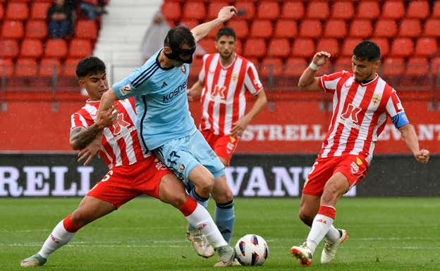 Budimir, durante el Almería-Osasuna. EFE / Carlos Barba