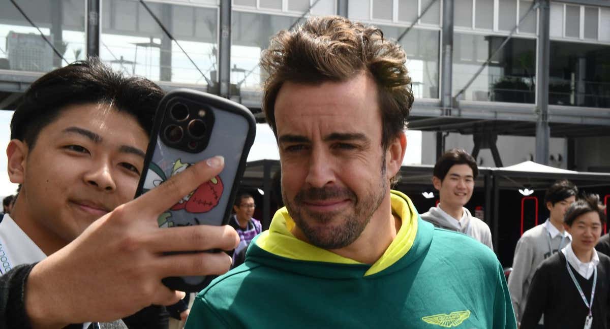 Fernando Alonso se hace una foto con un fan en Japón./AFP