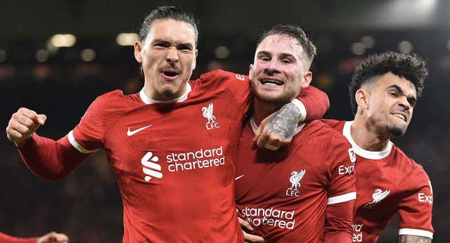 El Liverpool mantiene la delantera por la Premier en su batalla con el colista