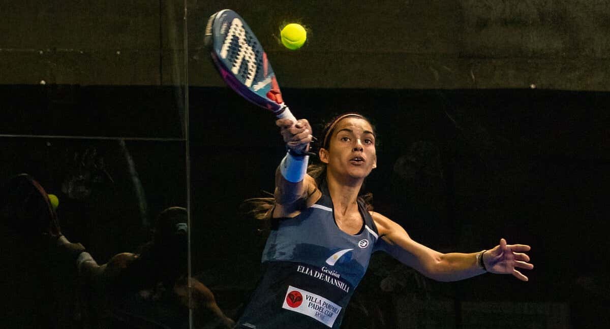 El globo en pádel es una herramienta ideal para enviar al rival al fondo de la pista./PREMIER PADEL