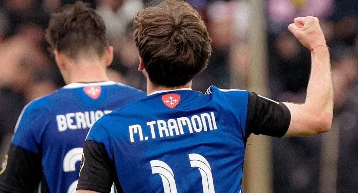 Tramoni, del Pisa, festeja uno de los goles.